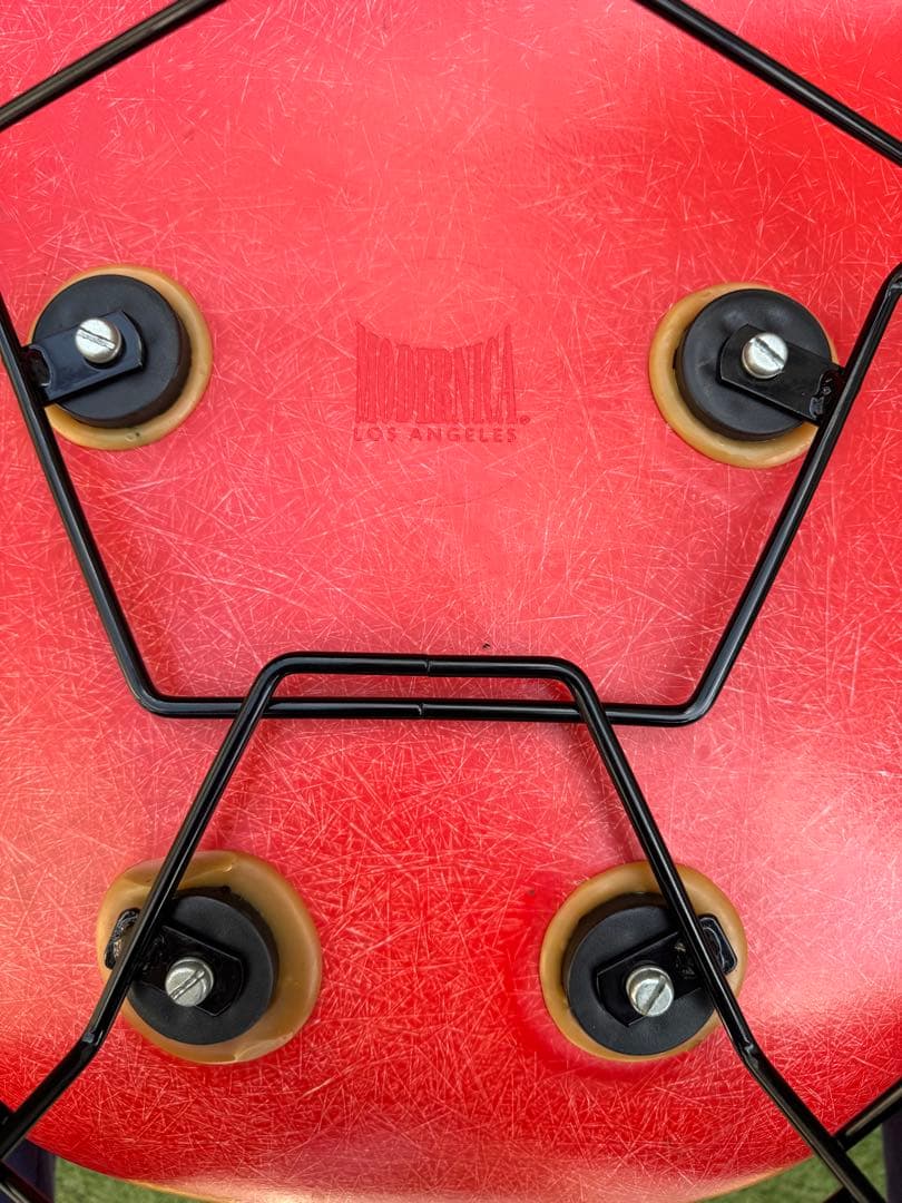 モダニカ　アームチェア　ローロッドベース　赤