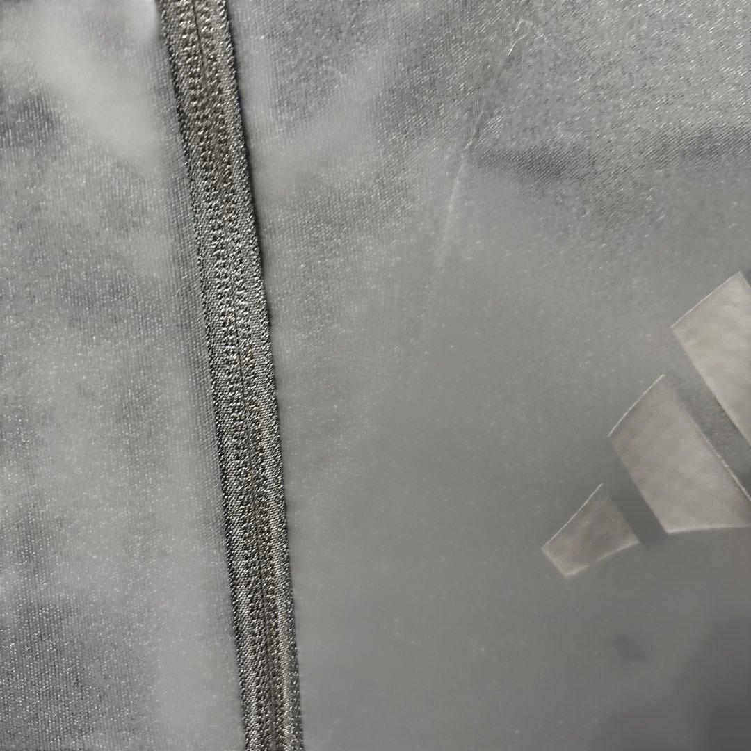 新品　adidas ダークグレー フルジップジャケット　定価2万
