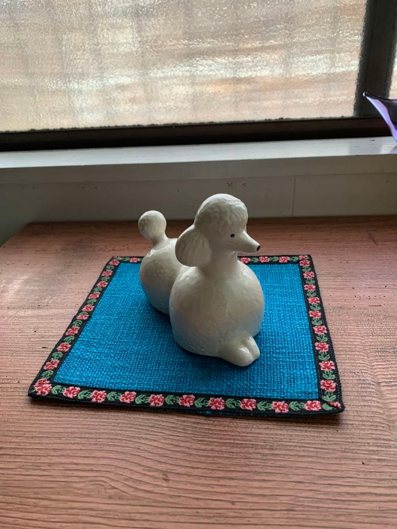 リサラーソン　白プードル