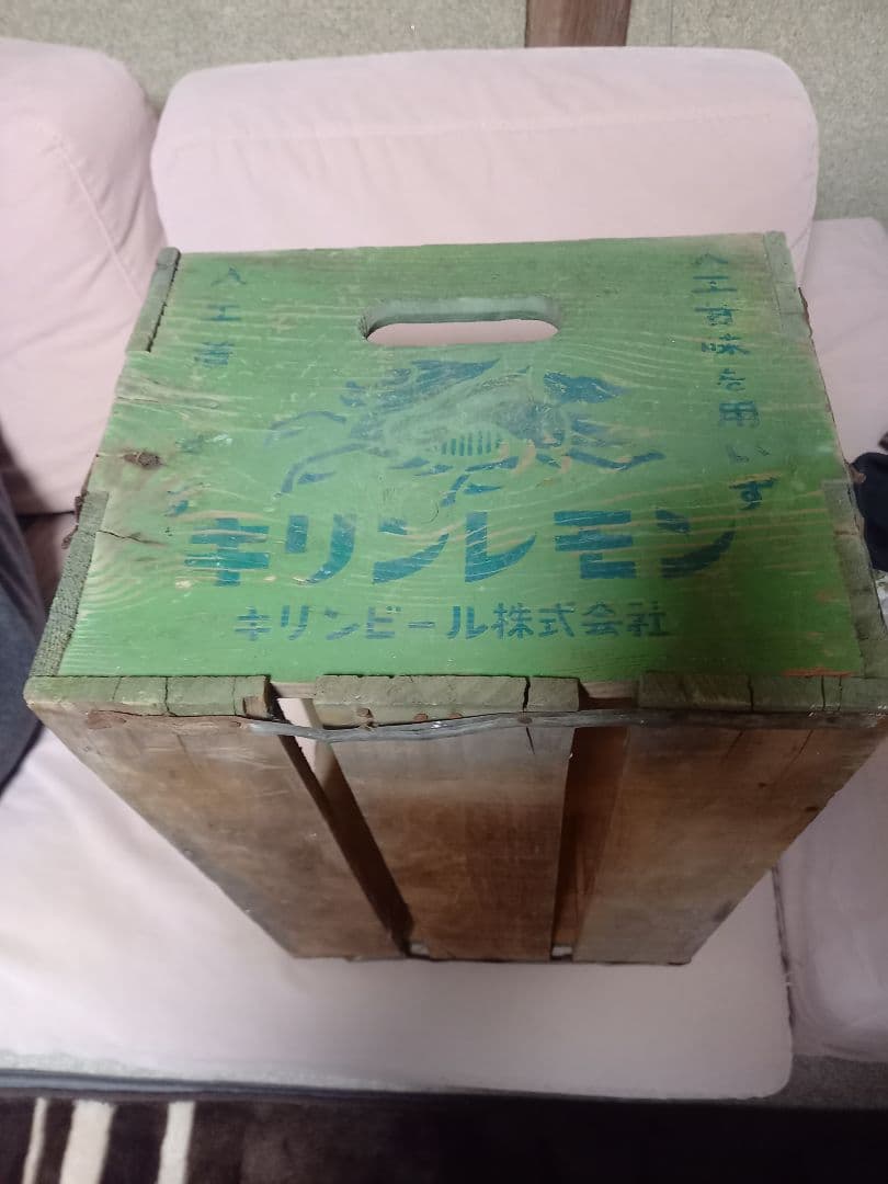 昭和時代のキリンレモンの木箱です。