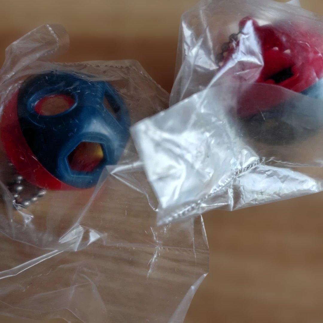 青赤球形プラスチックキーホルダー