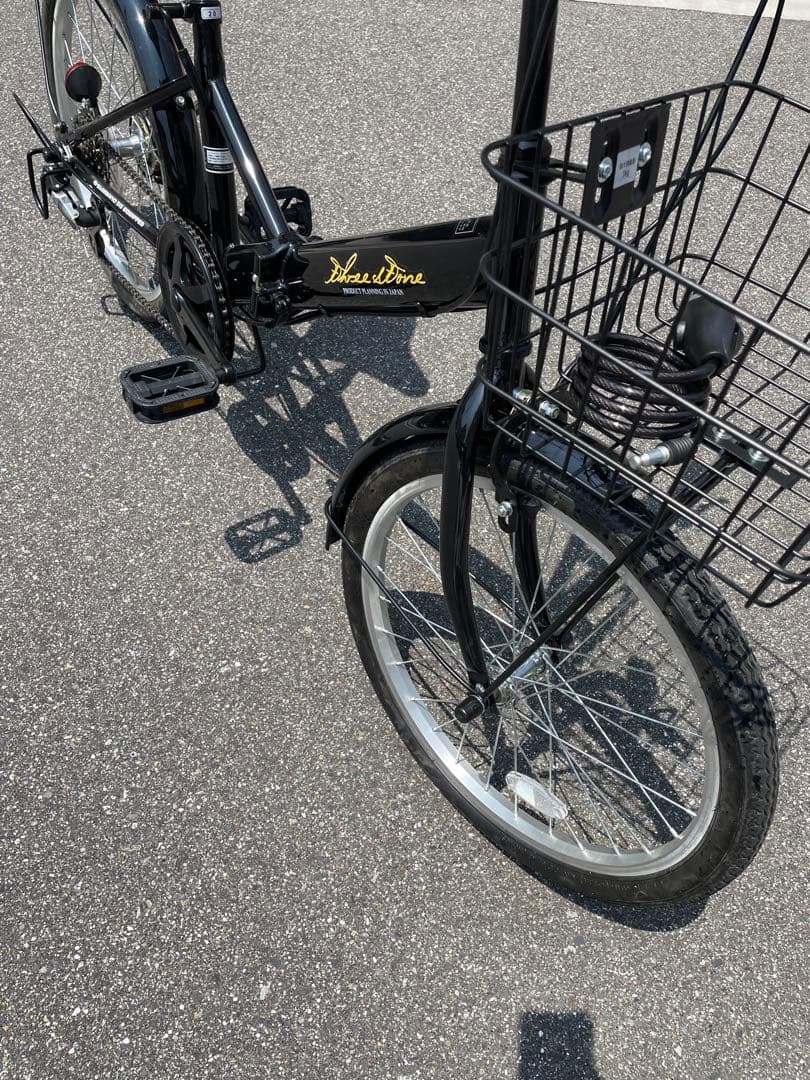 黒い折りたたみ自転車 前バスケット付き