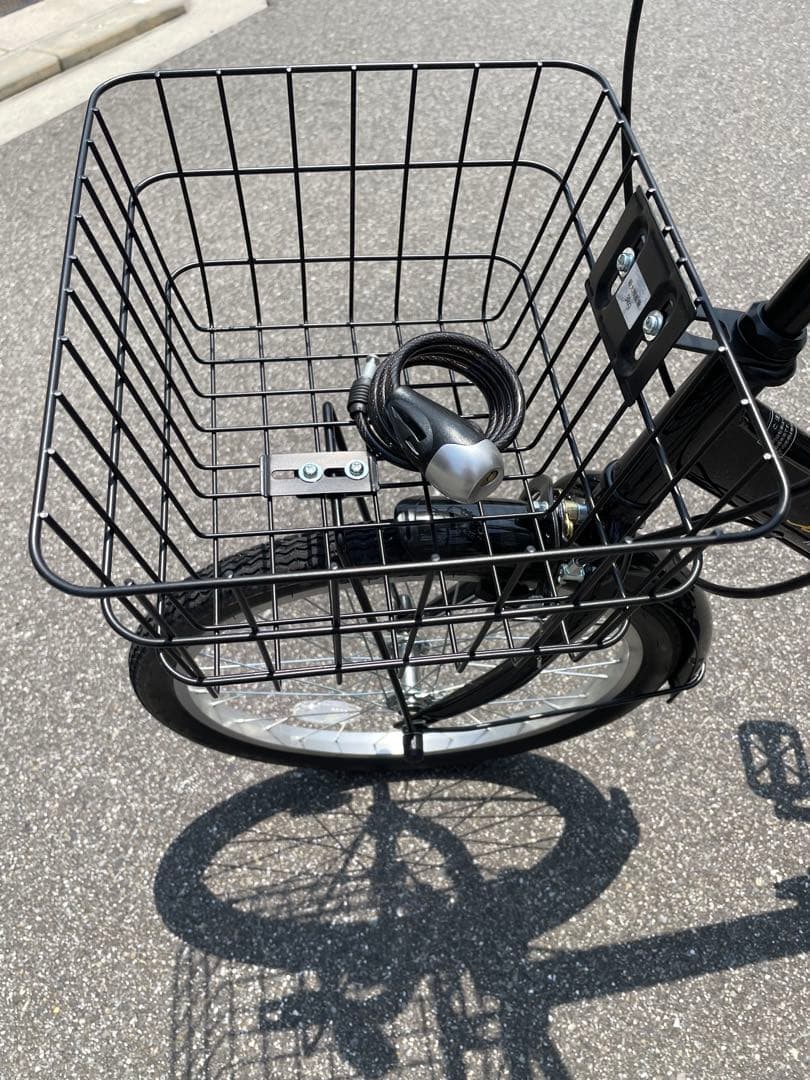 黒い折りたたみ自転車 前バスケット付き